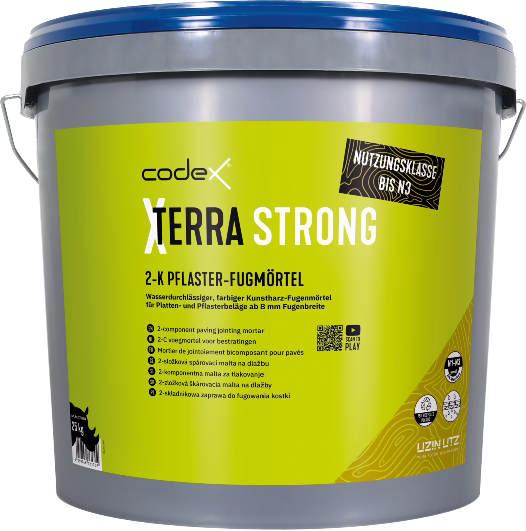 codex_Dummy_X-Terra Strong_front_2024-01 Großer grauer Kunststoff-Eimer mit einer auffälligen limonengrünen Etikette und blauem Klappdeckel, enthält 25 kg Codex 'Terra Strong' 2‑K Pflaster-Fugmörtel. Auf dem Etikett sind das Codex-Logo und der Produktname 'TERRA STRONG' in großen weißen und schwarzen Lettern prominent dargestellt, dazu die Bezeichnung '2-K Pflaster-Fugmörtel' und der Hinweis auf einen wasserdurchlässigen, farbigen Kunstharz-Fugenmörtel für Platten- und Pflasterbeläge ab 8 mm Fugenbreite. Weitere Details sind ein schwarzer Aufkleber mit der Aufschrift 'Nutzungsklasse bis N3', Piktogramme für Recycling und Handhabung, ein QR-Code, mehrsprachige Anwendungsangaben sowie dekorative Konturlinien im rechten unteren Bereich. Der Eimer ist mit einem Metallbügel versehen und dient ersichtlich dem Einsatz bei Außenbelägen und Fugarbeiten.