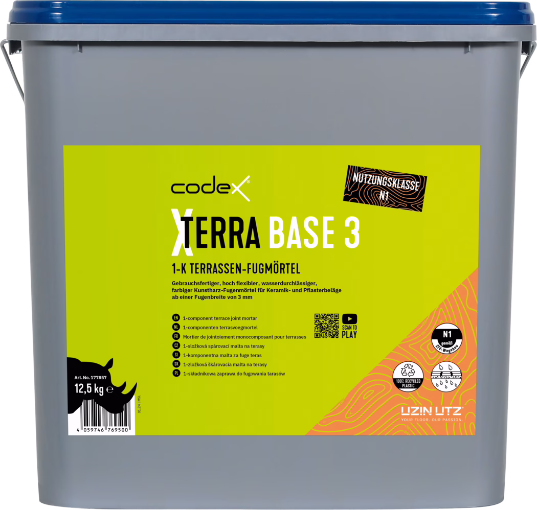 Grau-plastikeimer mit blauem Deckel und großem gelbem Etikett für 'codex TERRA BASE 3', einen 1‑K‑Terrassen‑Fugmörtel; das Etikett zeigt Produktname, kurze Produktmerkmale auf Deutsch, Symbole, einen QR‑Code und das Gewicht '12,5 kg'.