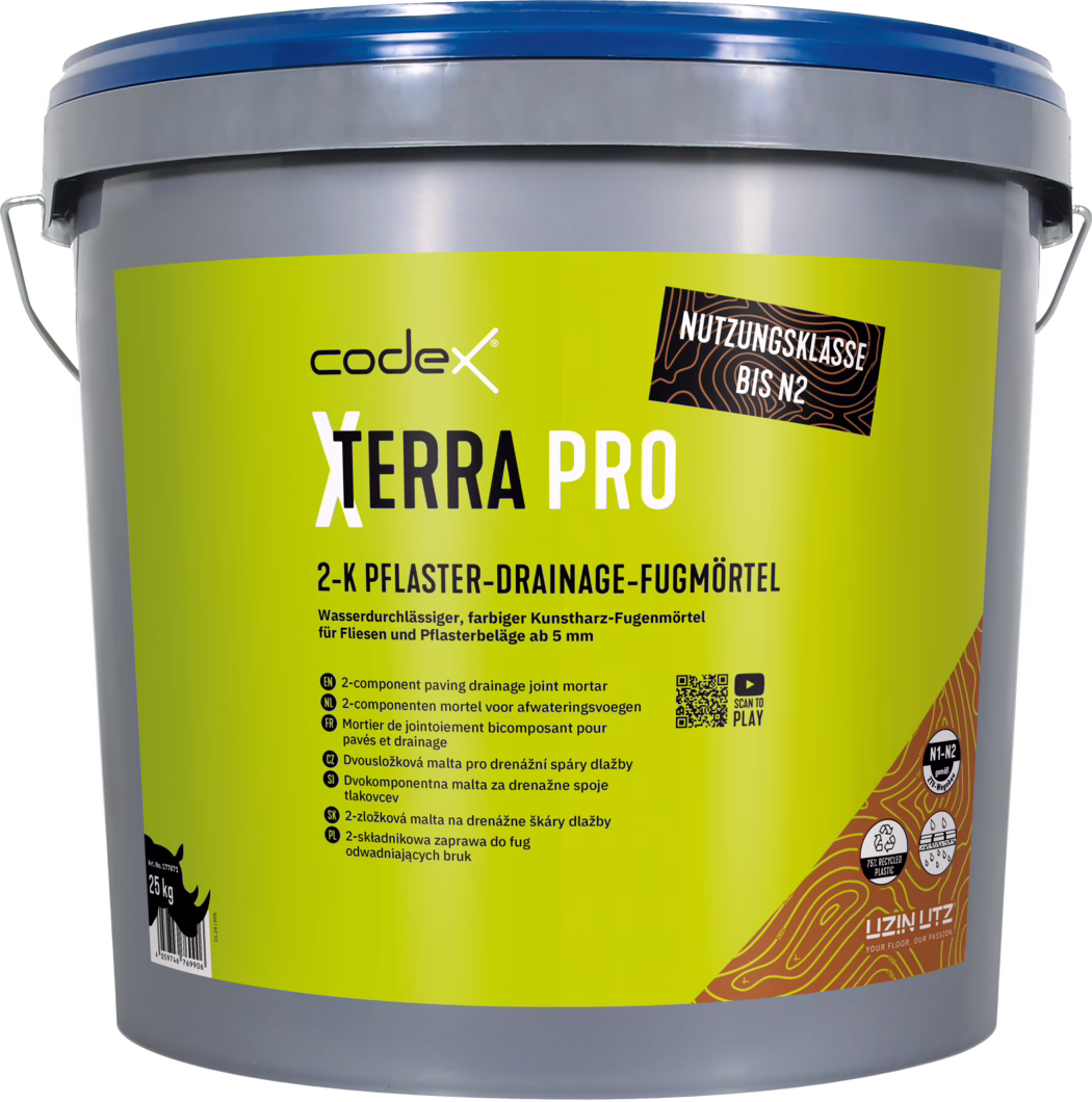 codex_Dummy_X-Terra Pro_front_2024-01 Grau-plastikeimer mit blauem Deckel und hellgrünem Etikett mit Aufschrift 'codex Xterra PRO', einem 2‑Komponenten Pflaster‑Drainage‑Fugenmörtel; auf dem Etikett sind Produktname, technische Hinweise, ein 'Nutzungsklasse bis N2' Schild, '25 kg' und kleine Piktogramme sichtbar, Produktfoto vor hellem Hintergrund.