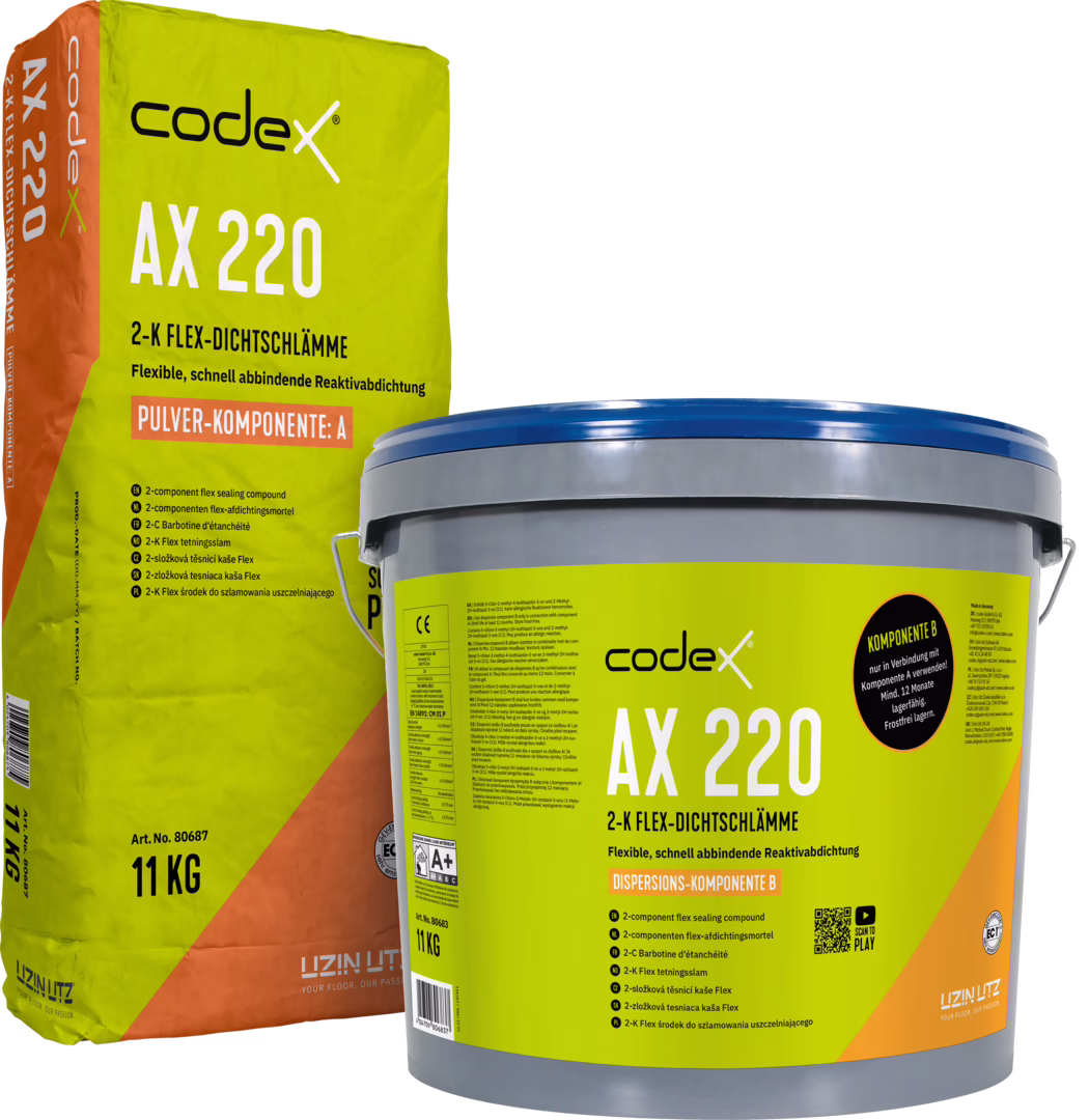 Studioaufnahme zweier Verpackungskomponenten des Codex AX 220 2-K Flex-Dichtschlamme-Systems. Links steht ein hohes, rechteckiges Papier-Sackformat in leuchtendem Gelb-Grün mit orangen Akzenten, aufgedruckt mit Markenname 'codex', Produktkennzeichnung 'AX 220' und dem Hinweis 'Pulver-Komponente: A'; der Sack zeigt Produkttexte, Piktogramme und die Angabe 11 kg. Rechts befindet sich ein grauer Kunststoff-Eimer mit blauem Deckel und großflächigem gelb-grünen Etikett mit Aufdruck 'codex AX 220' und 'Dispersions-Komponente B'; das Etikett enthält technische Hinweise, mehrsprachige Informationen, einen QR-Code sowie Produktsymbole. Beide Verpackungen stehen auf weißem Hintergrund; das Bild betont Farbkontraste, Typografie und die kombinierbare Paarung von Pulver- und Dispersionskomponente zur flexiblen, schnell aushärtenden Abdichtung von Wand- und Bodenflächen.
