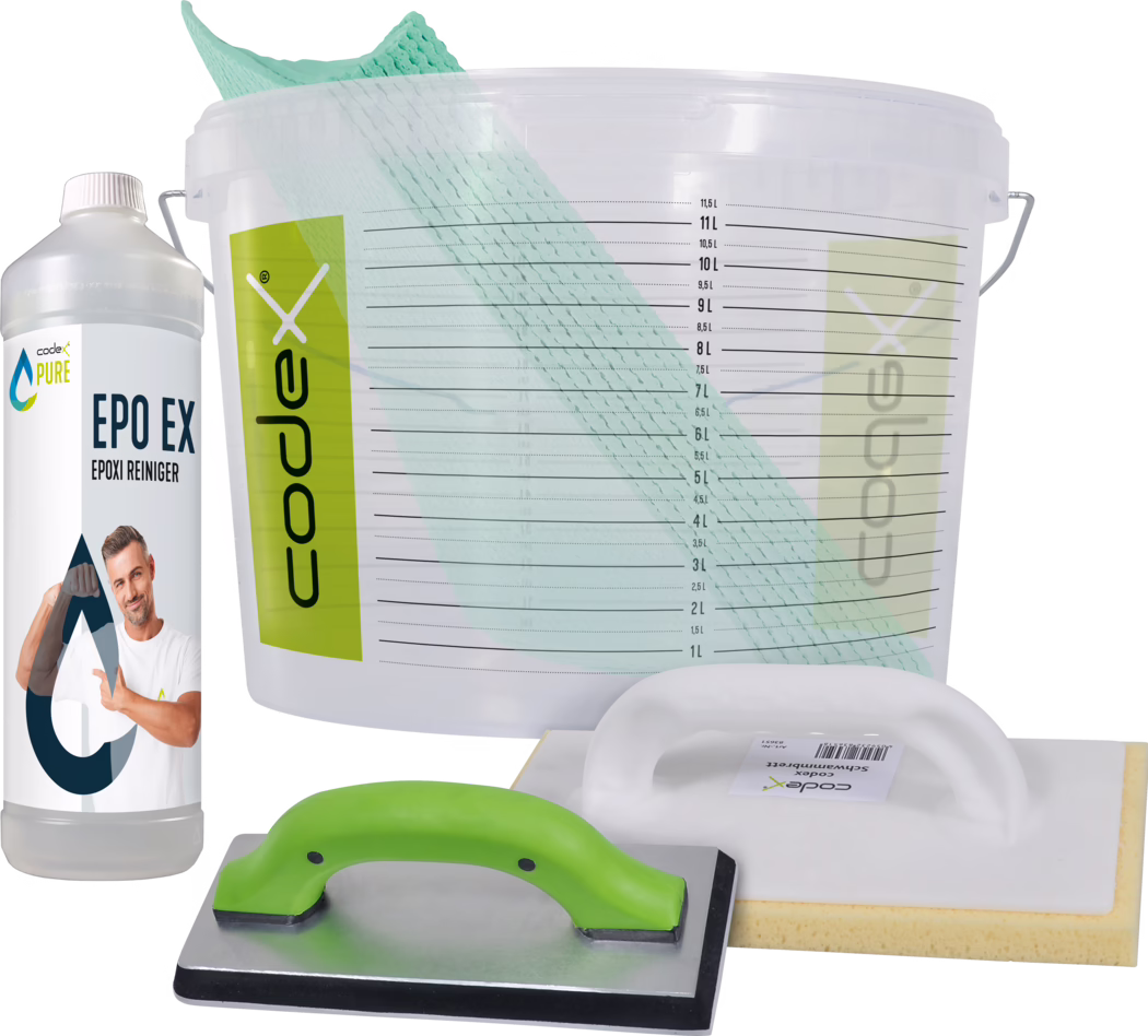 Ein professionelles Epoxid-Kit auf weißem Hintergrund: ein transparenter Kunststoff-Mischkübel mit aufgedruckter Füllskala bis 11,5 l und vertikalem grünen "codex"-Logo; ein mintgrünes, strukturiertes Mischtuch hängt über dem Rand des Kübels; eine durchscheinende Flasche mit Aufdruck "EPO EX Epoxi Reiniger" (Epoxidreiniger) und Tropfen-Logo sowie einem abgebildeten Mann auf dem Etikett; zwei Glättkellen/Schwämme – eine mit ergonomischem grünem Griff auf Metallbasis mit schwarzem Gummirücken, die andere mit weißem Kunststoffgriff und gelbem Schwamm-Pad. Die Anordnung betont Materialstrukturen, Markenaufdrucke und Werkzeugformen und eignet sich für Produktdarstellungen, Anleitungen und die Demonstration von Mischen, Auftragen und Reinigen von Epoxidbeschichtungen.