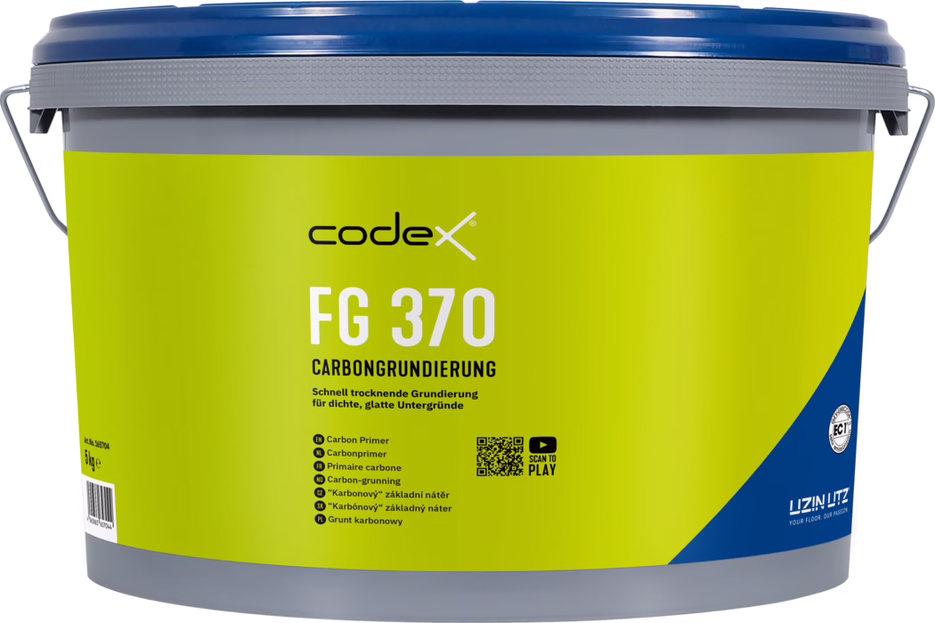codex_Dummy_FG 370_front_2023-12 Ein großer Kunststoff-Eimer der Codex FG 370 Carbongrundierung mit leuchtend gelbem Etikett und blauem Deckel sowie Metallbügel; auf der Vorderseite sind der Produktname 'FG 370', der Begriff 'Carbongrundierung', ein kurzer deutscher Anwendungshinweis, ein QR‑Code und das Herstellerlogo zu sehen. Hochauflösende Studioaufnahme, die Druckdetails, Symbole und die Verpackungsstruktur deutlich zeigt.